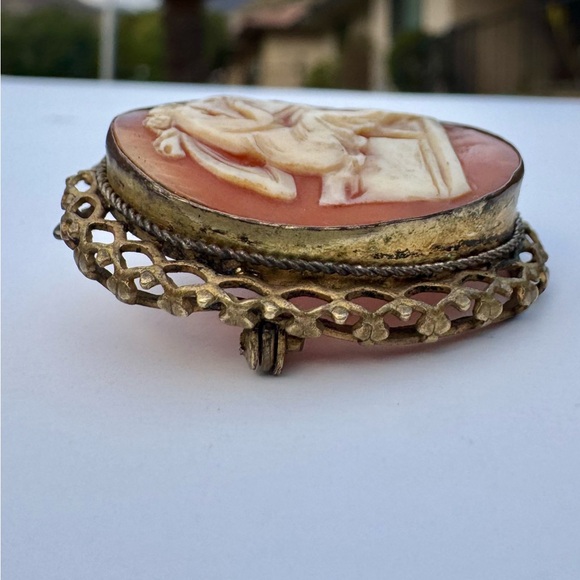 Vintage Cameo Brooch with Gold Trim - Picture 11 of 14